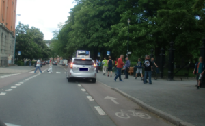 Det er forbudt å stanse i kollektivfelt, i sambruksfelt eller sykkelfelt, unntatt for buss eller sporvogn på holdeplass.
