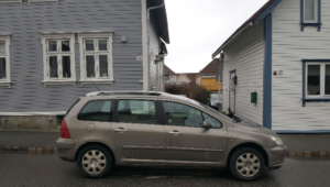 Trafikkreglene §17.2 a Foran inn- eller utkjørsel